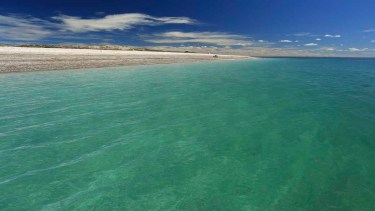Punta Villarino, costa blanca, mar turquesa y lobos marinos.