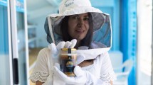 Imagen de Cecilia Brussino, convirtió el hobby de producir miel en un emprendimiento a orillas del río Negro