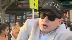 Un libertario irrumpió en la protesta por la Ley Ómnibus y terminó agredido: «Me pegó a traición»