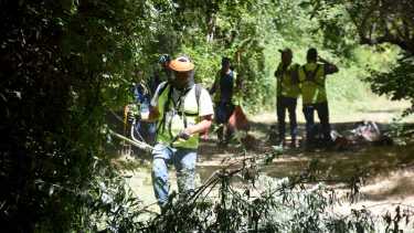 Trabajadores municipales limpian en forma manual los senderos de la península para que reciba visitantes (Matías Subat)