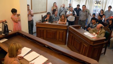 La primera audiencia que se realizó en Neuquén capital, en la vieja sala de calle Irigoyen. La fiscalía acusó a un hombre que cometió un crimen durante los festejos del Gauchito Gil. Foto Matías Subat.