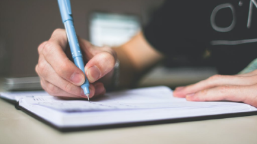Foto de picjumbo.com: https://www.pexels.com/es-es/foto/persona-sosteniendo-boligrafo-azul-escribiendo-en-el-cuaderno-210661/