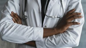 Los pacientes se beneficiarían si las facultades médicas incluyeran más a personas con discapacidad