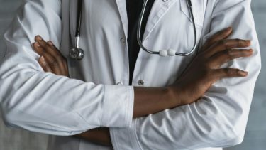 Los pacientes se beneficiarían si las facultades médicas incluyeran más a personas con discapacidad. Foto de Tima Miroshnichenko.