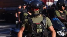 Imagen de Polémica por un policía con el símbolo «Don’t tread on me» adoptado por seguidores de Milei y utilizado por supremacistas blancos, durante las protestas por la Ley Ómnibus