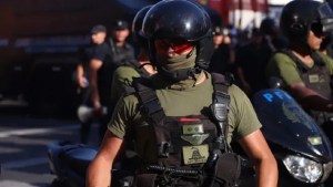 Polémica por un policía con el símbolo «Don&#8217;t tread on me» adoptado por seguidores de Milei y utilizado por supremacistas blancos, durante las protestas por la Ley Ómnibus