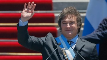 Milei en las escalinatas del Congreso cuando asumió. Ahora deberá hablar ante los legisladores. 