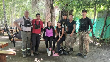 El equipo de rescate con las dos mujeres que faltaba hallar del grupo de cinco personas que se extravió en la tarde del jueves. 