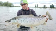 Imagen de «Pican grandes truchas, pero hay que pescar con cuidado»: el Limay Medio, en su máximo nivel en 15 años