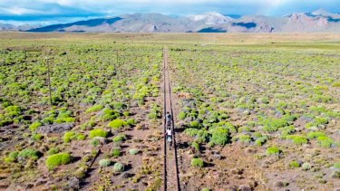El tramo Estación Fitalancao a Norquinco en el suroeste de Río Negro: Nahuel y Lucía pedalean entre las vías en medio de los increíbles paisajes de la estepa patagónica. Fotos: @ruedassobrepolvo