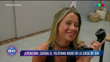 Zoe fue la primera en atender el teléfono rojo y se llevó una ingrata sorpresa.-