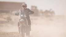 Imagen de Santiago Rostan avanza en el desierto y descubre los secretos del Rally Dakar
