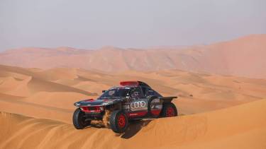 Carlos Sainz es el líder provisional de la general en la mitad de la Etapa Maratón.