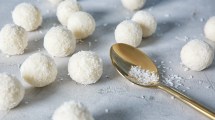 Imagen de Trufitas de chocolate blanco y coco en un pestañeo