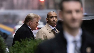 El expresidente Donald Trump, este viernes, dejando los tribunales. 