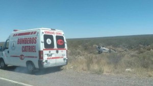 Una familia volcó sobre la Ruta 151, cerca de Catriel: viajaban hacia Bariloche