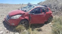 Imagen de Una familia de Neuquén que viajaba a Mendoza volcó en La Pampa, sobre la Ruta 151