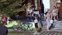 Imagen de Scaloni recibió el 2024 con sus vecinos de Pujato: mirá la caravana y el gran gesto del técnico