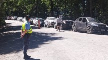 Imagen de Advierten por multas y controles de tránsito en una playa de San Martín de los Andes