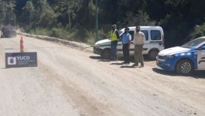 Limitan el estacionamiento en una playa de San Martín para evitar colapso en la ruta
