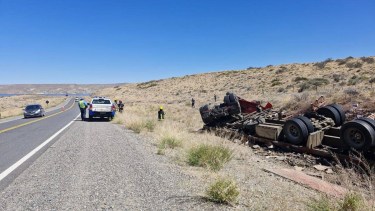 Uno de los vuelcos fue protagonizado por un camión sobre la Ruta 237. Foto: Gentileza.
