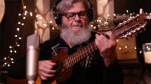 Imagen de 25 años después: Gustavo Santaolalla vuelva a “Ronroco” con su relanzamiento y gira mundial