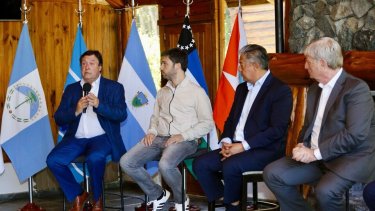 El gobernador de Chubut, Ignacio Torres,  entre Weretilneck y Figueroa, en la primera cumbre del bloque. Archivo