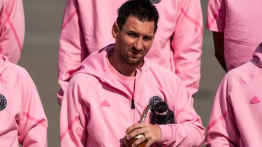 Lionel Messi y el resto del equipo de Inter Miami llegó este viernes a Hong Kong para jugar un amistoso. (AP Photo/Louise Delmotte)