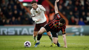Alegrías para Julián Álvarez y Dibu Martínez en la Premier League de Inglaterra