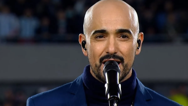 Abel Pintos cantó una emblemática canción para criticar los recortes en cultura. 