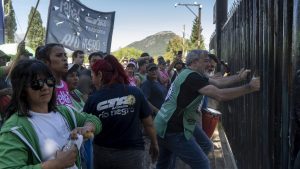 Marcha por lago Escondido: la Ruta 40 estuvo cortada y hubo incidentes menores