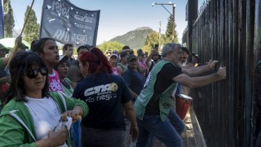 Rodolfo Aguiar encabezó la movilización al camino Tacuifí y forcejó la reja que impide el acceso. Foto: Marcelo Martinez