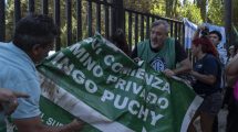 Imagen de Marcha por lago Escondido: el cartel que fue considerado una provocación y quemado