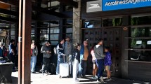 Imagen de Cientos de turistas varados intentan reprogramar sus vuelos en Bariloche