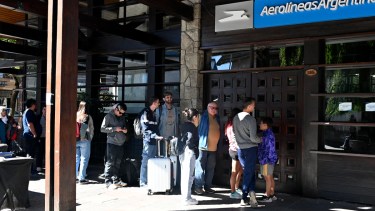 La gente se concentró en la sede de Aerolíneas antes de su apertura. Foto: Chino Leiva