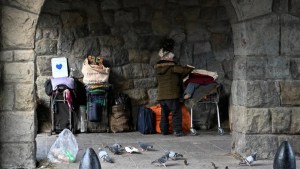 Trasladaron a la pareja en situación de calle que dormía bajo los arcos del Centro Cívico de Bariloche