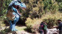 Imagen de Bariloche con niños: un mundo de dinosaurios en medio del bosque, el Parque Nahuelito