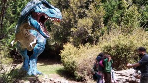 Bariloche con niños: un mundo de dinosaurios en medio del bosque, el Parque Nahuelito