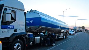 Un camión tuvo un desperfecto y quedó varado en medio de la Ruta 22, en Roca