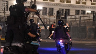 Ley Ómnibus | Efectivos de las fuerzas de Seguridad cargaron contra manifestantes y los obligaron a retirarse de las calles adyacentes al Parlamento. Foto Télam. 