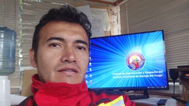 Daniel Catalan, radioperador en el combate de incendios en Chubut. 
