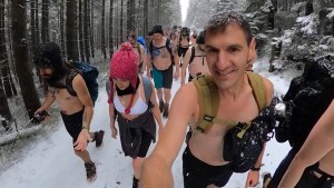 El neuquino de hielo, desafía cascadas y ríos congelados en Europa en busca de Wim Hof