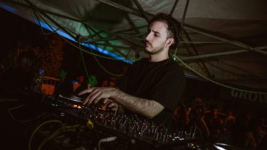 Mariche DJ es un productor nacido en Zapala, con base en Cipolletti.