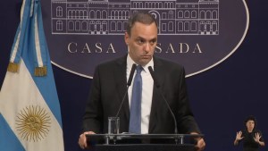 Ley Ómnibus | Adorni acusó a «incivilizados alentados por la izquierda» de los incidentes frente al Congreso