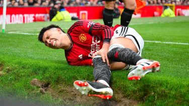 Lisandro Martínez tuvo que abandonar el campo de juego por una molestia en la rodilla el domingo pasado.