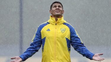 Marcos Rojo se cruzó duramente con Pablo Giralt. (Foto: @BocaJrsOficial)