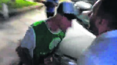El momento en el que Garré recibe un cabezazo, que le generó lesiones en su rostro. Antes había sufrido otras agresiones.