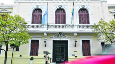 El decreto abarca a todas las empleadas administrativas, a excepción de aquellas que prestan servicios esenciales. Foto: archivo.