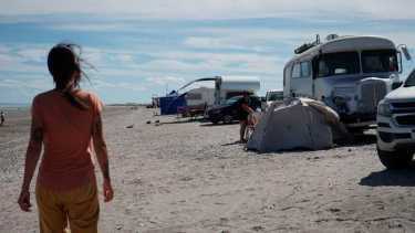 Playa, mar, casillas y motorhomes. Una imagen recurrente durante esta temporada