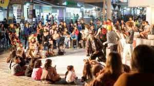 Conocé a los artistas callejeros que llenan de magia la peatonal de Las Grutas